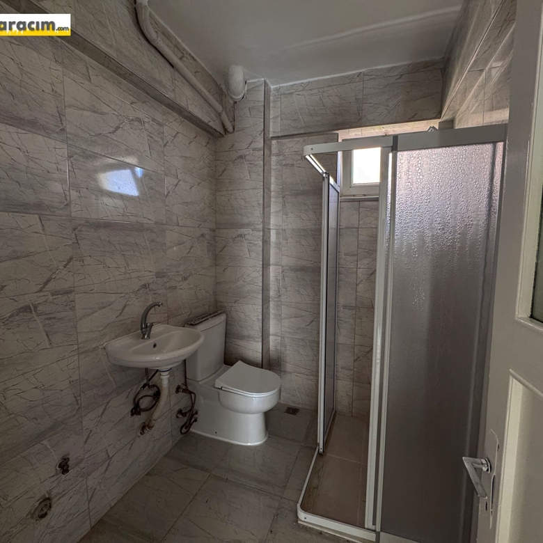 ADAPAZARI ŞEKER MAHALLESİNDE ÇARŞI MERKEZE YAKIN KİRALIK 3+1 DAİRE