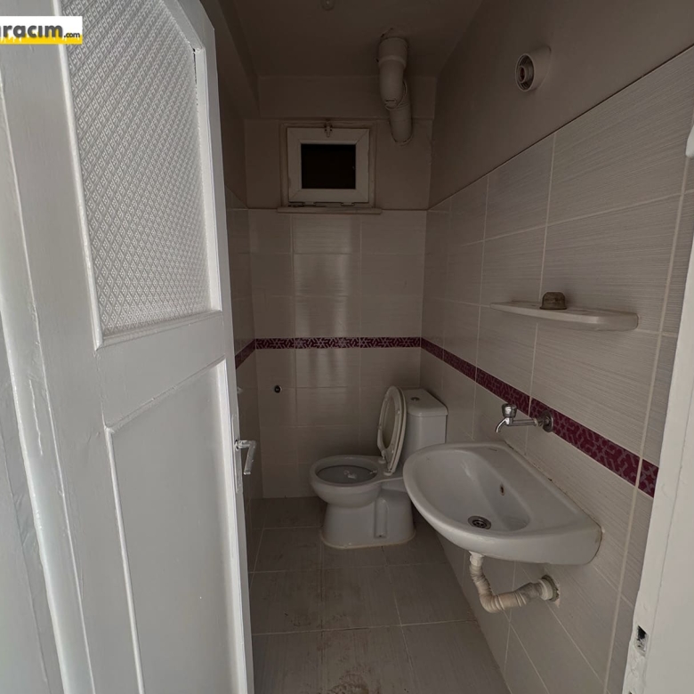 ADAPAZARI ŞEKER MAHALLESİNDE ÇARŞI MERKEZE YAKIN KİRALIK 3+1 DAİRE