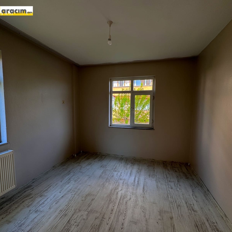 ADAPAZARI ŞEKER MAHALLESİNDE ÇARŞI MERKEZE YAKIN KİRALIK 3+1 DAİRE