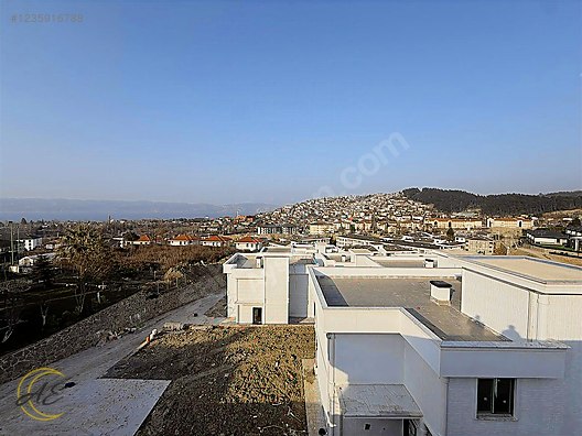 SAPANCA ÜNLÜCE MAHALLESİNDE 230M² GÖL MANZARALI 4+1 SATILIK VİLLA