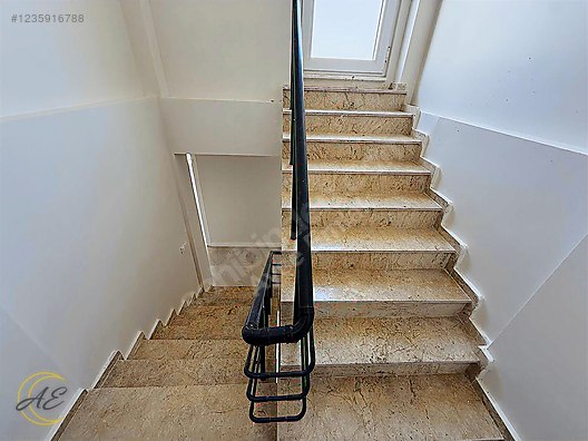 SAPANCA ÜNLÜCE MAHALLESİNDE 230M² GÖL MANZARALI 4+1 SATILIK VİLLA
