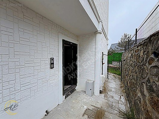 SAPANCA ÜNLÜCE MAHALLESİNDE 230M² GÖL MANZARALI 4+1 SATILIK VİLLA